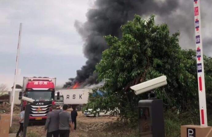 廣東東莞大嶺山一工業園冷庫發生起火事故