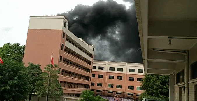 廣東東莞一廠房發生火災事故，現場黑煙漫天